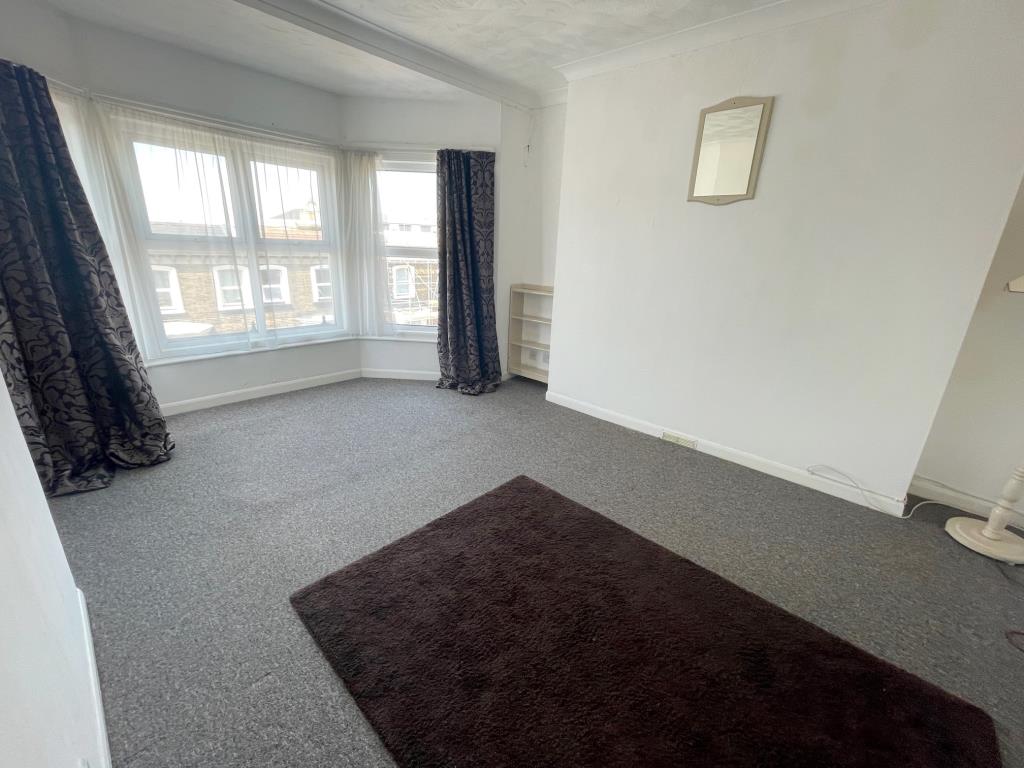 Lot: 141 - FLAT WITH SEA VIEWS AND SHARE OF FREEHOLD -